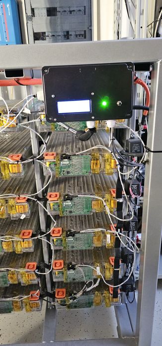 Raft acumulatori Tesla 63,6 kW pentru fotovoltaice