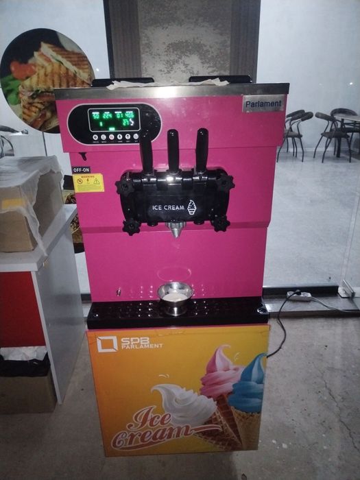Muzqaymoq apparat, freezer stol stullari bilan