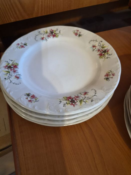 Set farfurii 2 platouri, 4 intinse, 5 putin adanci, 4 adanci, 1 castron mare, 1 solnita si  1 sosiera