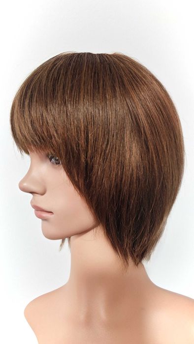 Естествена къса кафява перука с бретон