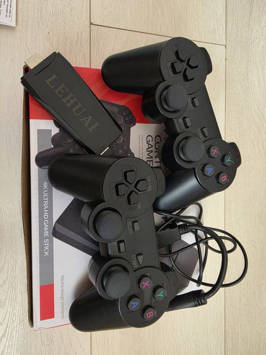 Consola de jocuri, 20000 jocuri retro, 2 controllere wireless,