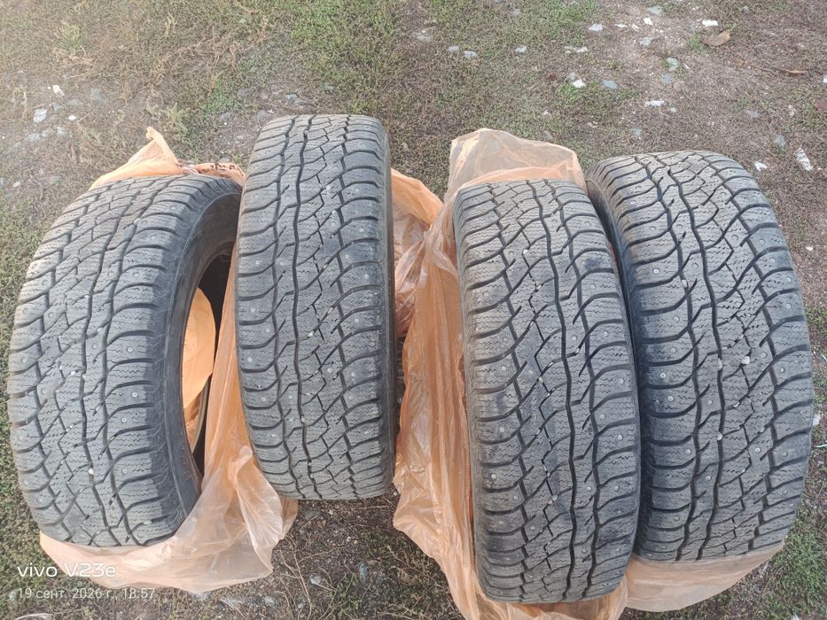 Продам комплект зимней шипованой резины 225/60  R17