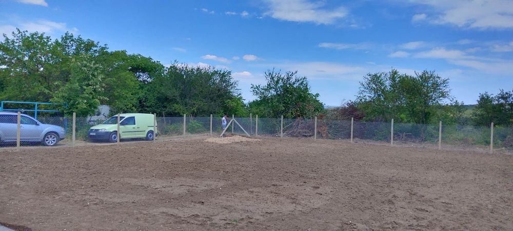 изработка на огради с бетонни колове и мрежа, бодлива тел...