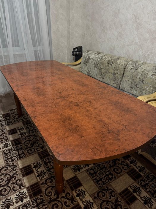 Стол гостиной в отличном состоянии