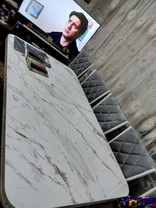 Стол в гостинную