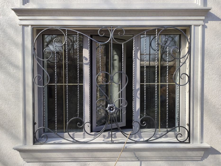 Решетки, перила , козырьки.