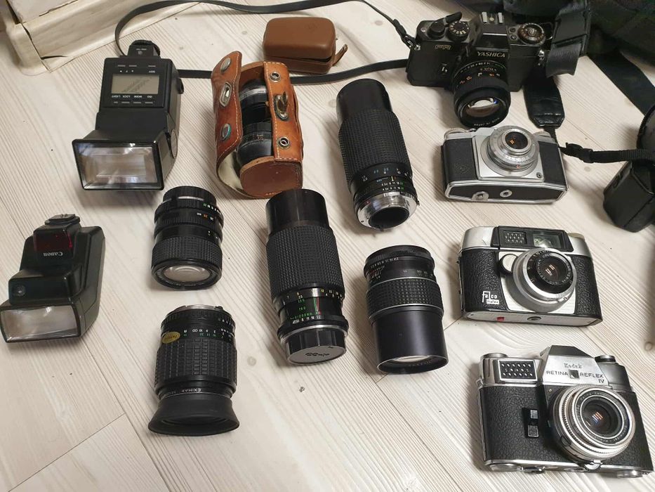 Lot x 5 aparate foto, 9 obiective și două blițuri.