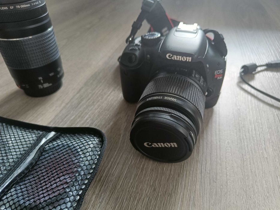 Canon EOS 550 D cu Kit si 2 Obiective Canon (18-55mm, 75-300mm)