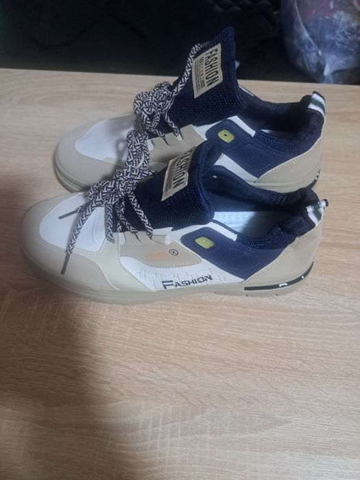 Vand bocanci noi marime 45