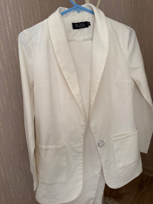 Белый костюм с брюками