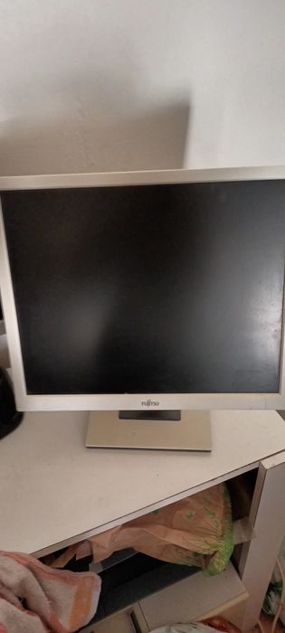 Vând 2 monitoare bune reglabile înclinare 360 pret 250 buc 1 e de la HP și al doilea de la Fujitus