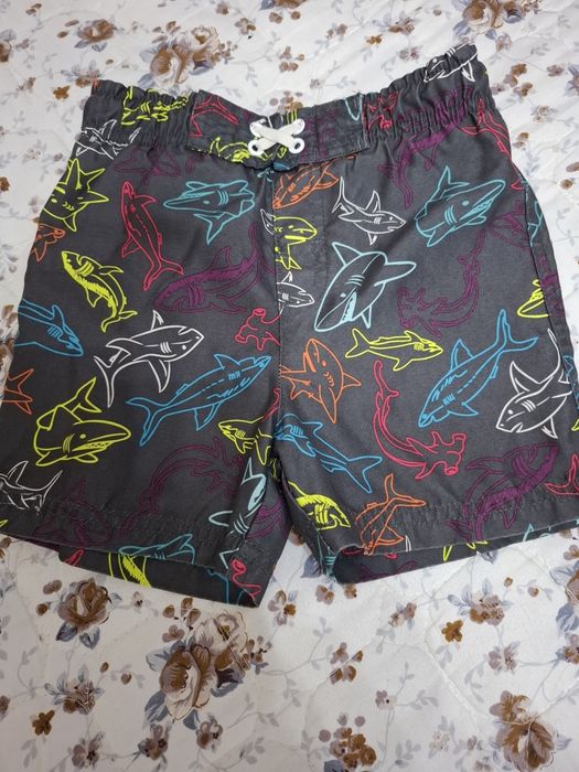 Продаются шорты для купания на 18 мес. И маечки,шорты