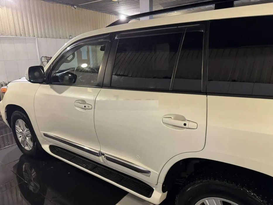 продам Тойоту Ландкруйзер 200