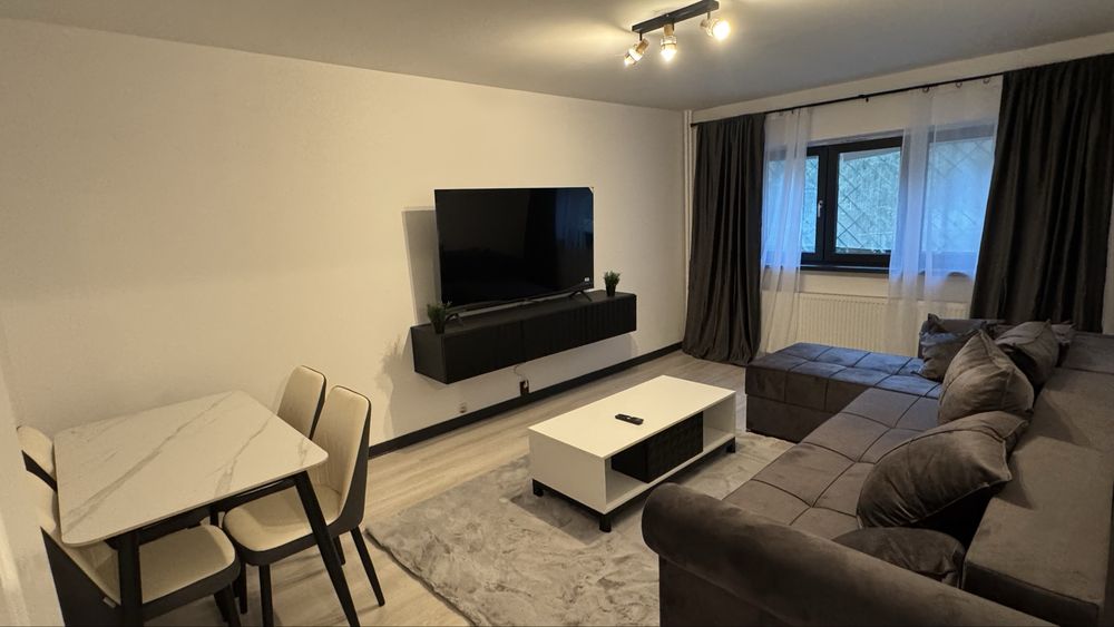Apartament 3 camere de inchiriat ZONA PIATA APUSULUI