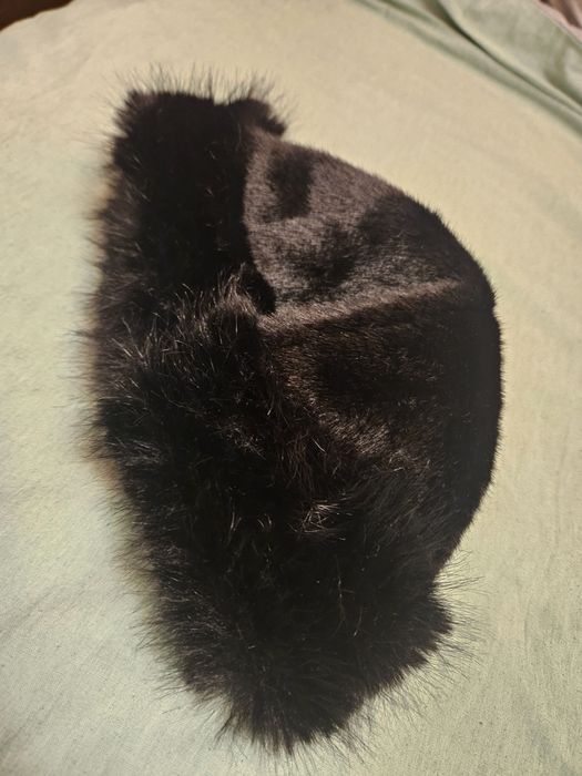 Caciula pufoasa neagra