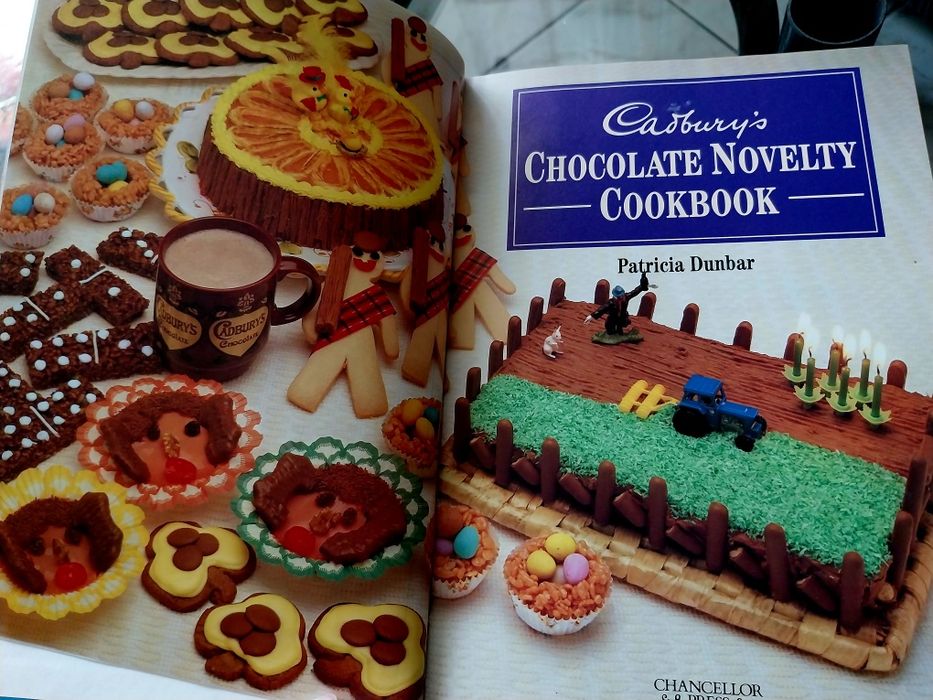 Family favorites + Chocolate novelty cook books - готварски книги на английски език