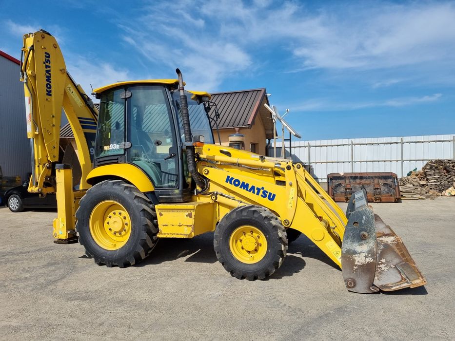 Buldoexcavator Komatsu wb93r schimb doar cu camion 6x4