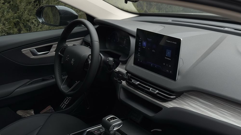 Hongqi E-QM5 16000$