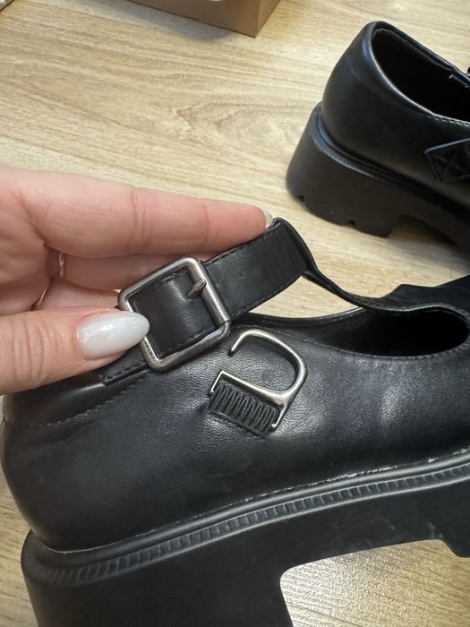 Продам 2 пары туфель для девочки