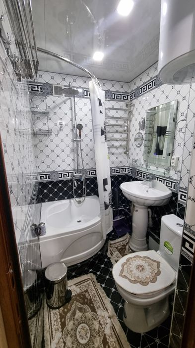 Вокзалда бозорни тугрисида 2 хоналик квартира сотилади, 3 этаж уртада.