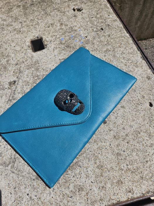 Чанта клъч тюркоазен цвят с блестящ череп и синджир за дълга дръжка