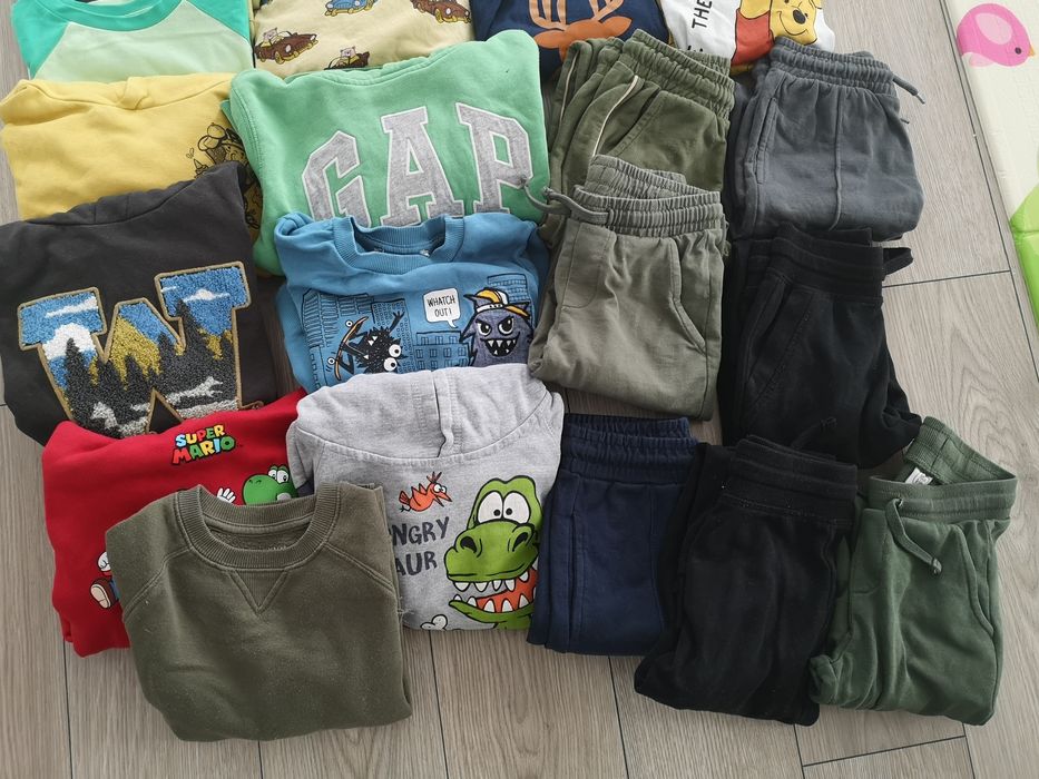 Lot băiat 110 116
6 pijamale lungi, 5tricouri, 7 bluze, 7 pantaoni
100 lei