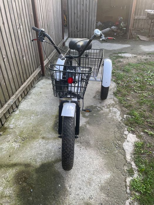 bicicleta trei 3 roti