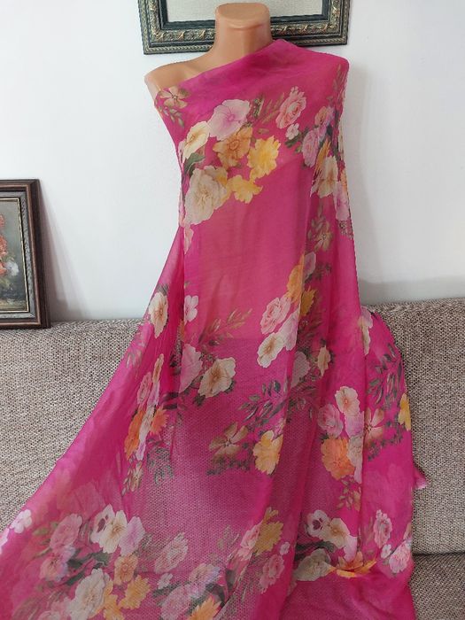 Splendida matase naturala 100% cu imprimeu floral exotic pe fond fucsia