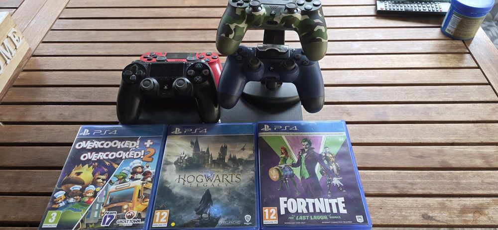 PS4 PRO  1tb storage , 4 controllere