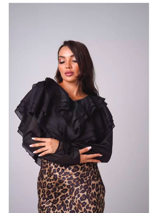 Продам блузку с волонами срочно