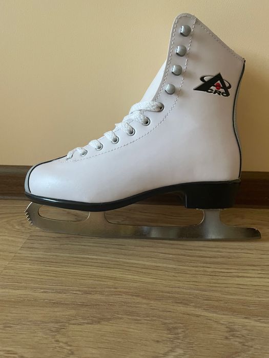 Коньки женские фигурные