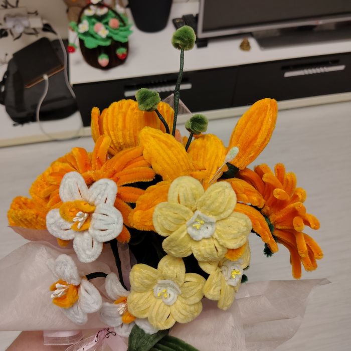 Aranjament floral din sarma plusata