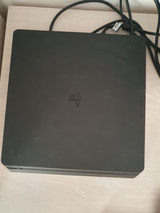 PS 4 cu 2 controale și 7 jocuri