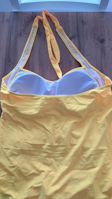 Подарявам нов цял жълт бански костюм