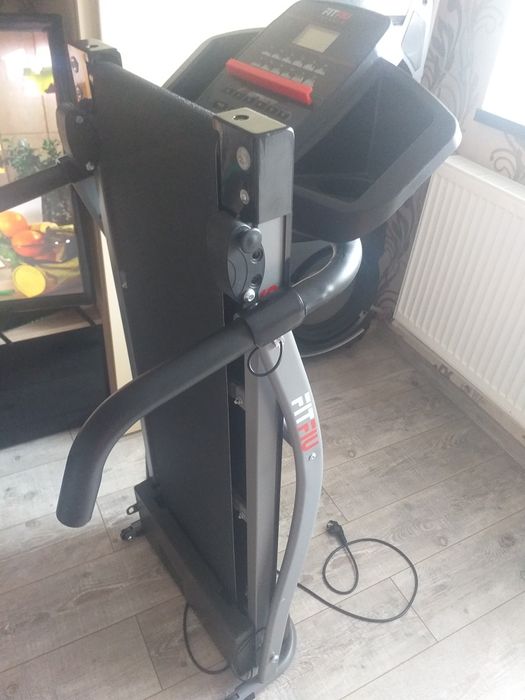 Bandă  electrică de   alergat nouă  utilizată o singură dată