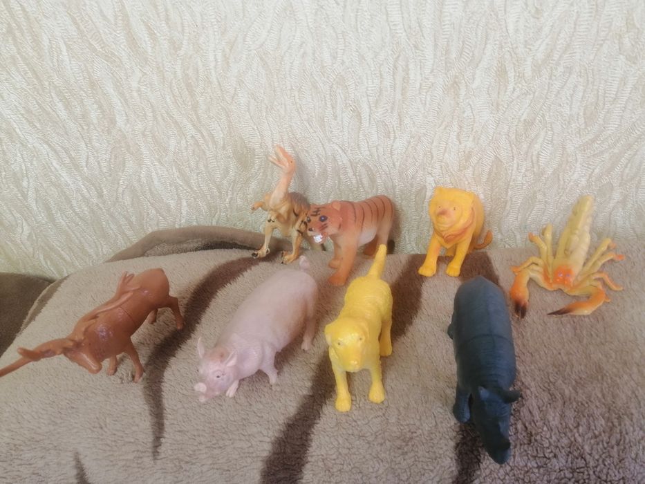 Много игрушек зверей