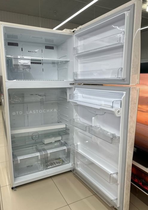 Холодильник современный, прекрасного дизайна