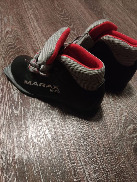 Лыжные  ботинки.