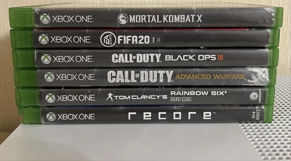 Xbox One S + 2 джойстика + 6 игр на дисках.