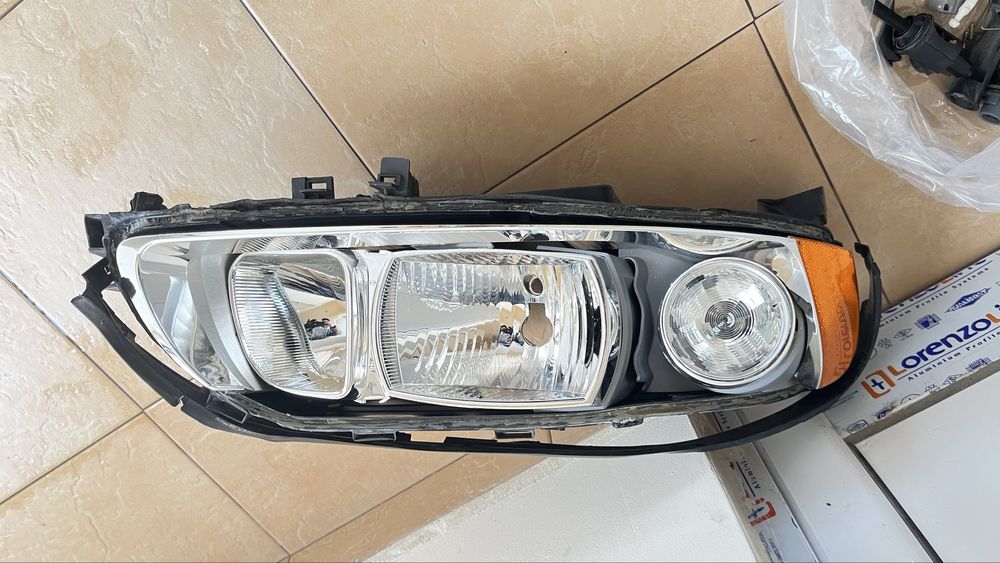 Десен фар( фейслифт) за Volvo xc70 , s60 , v70