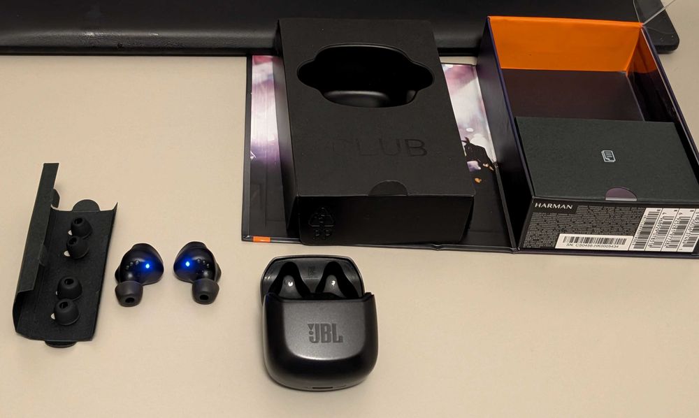 Casti High-End BT - JBL CLUB PRO+ TWS - Pachet Complet (Cutie + Accesorii)