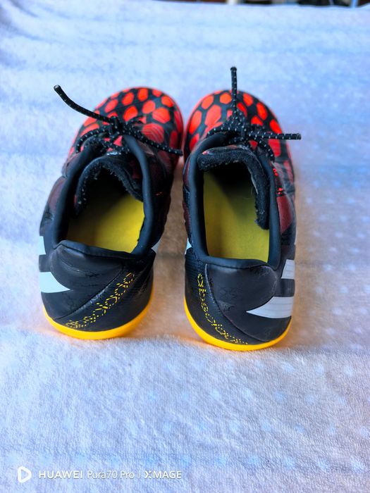 Страхотни детски футболни обувки за зала adidas номер 31 стелка 19см, като нови