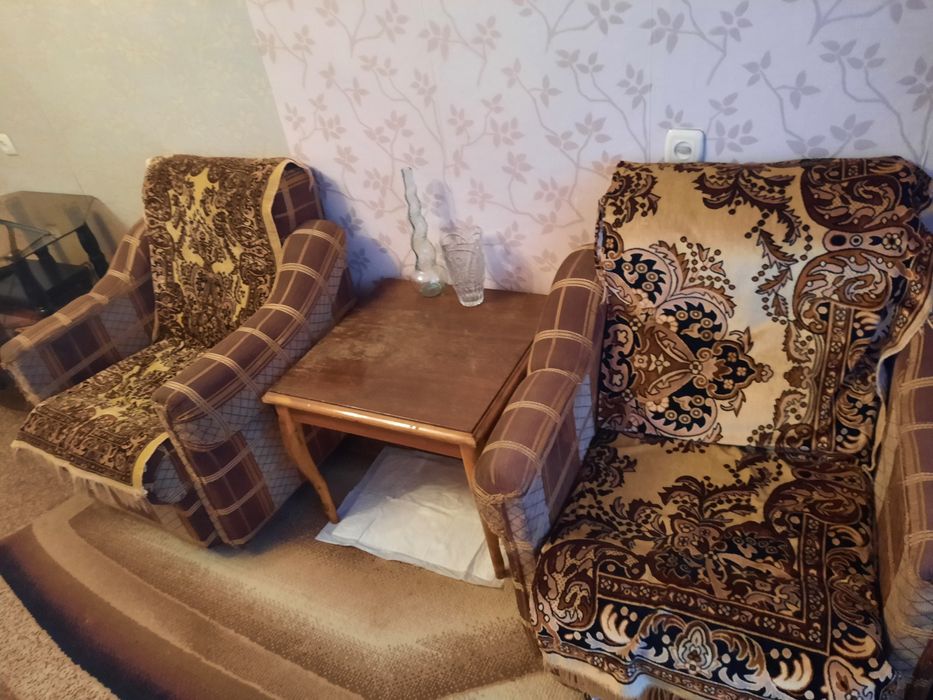 кресла и кофейный столик