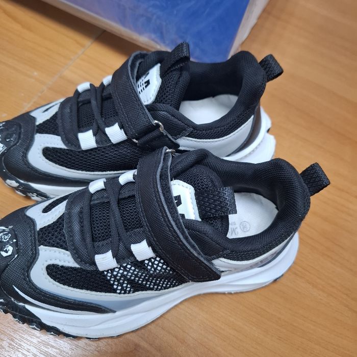 Продам детские кроссовки