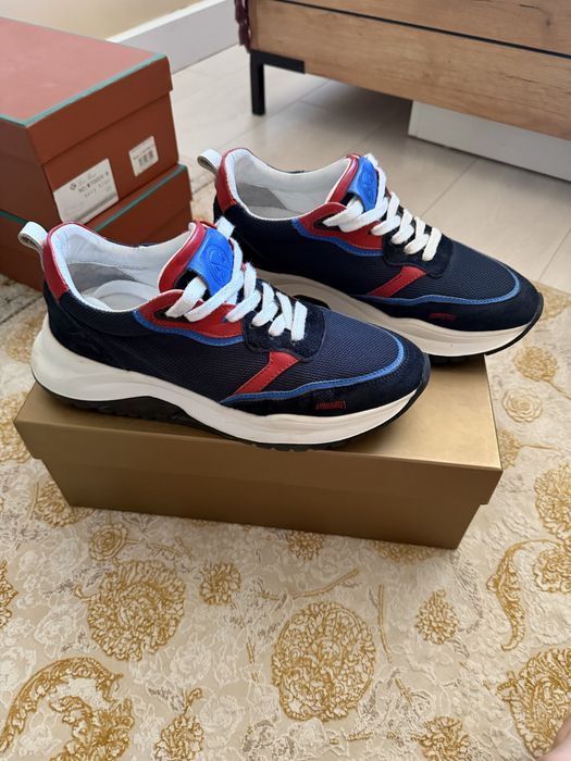 Продается мужские кроссовки брендовые