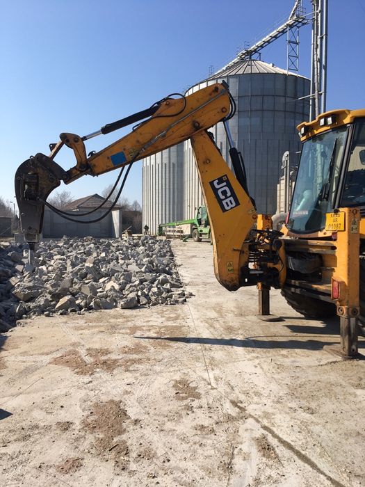 Executam lucrari de constuctii cu buldoexcavator, spart beton,demolari