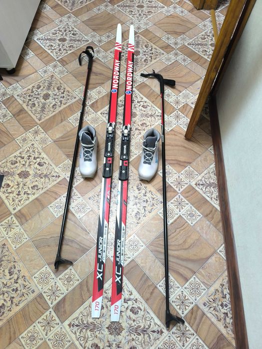 Лыжи в комплекте имеется ботинки