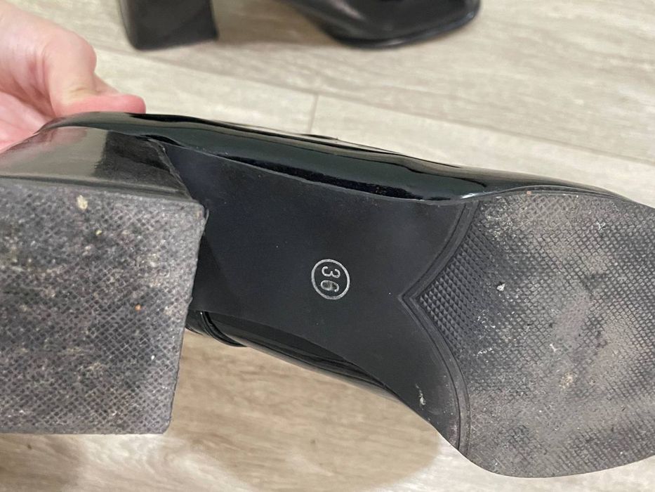 Туфлю на каблуке