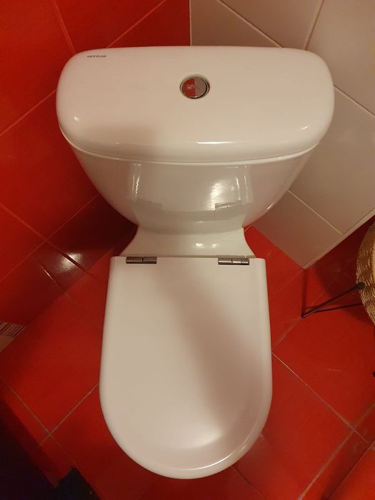 Vas Wc pe pardoseala Sanindusa, rezervor aparent si capac inclus