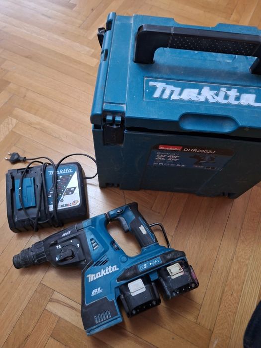Filetante MAKITA cu impact 1/2, mandrina, acumulatori și incarcator